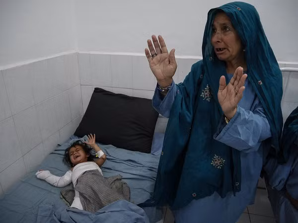 Được biết, năm 2015, các bác sĩ của bệnh viện này đã tiến hành hơn 3.400 ca phẫu thuật, 65% trong số đó là trường hợp khẩn cấp. Ảnh: Một em nhỏ gào khóc khi nằm trên giường bệnh ở bệnh viện Boost.