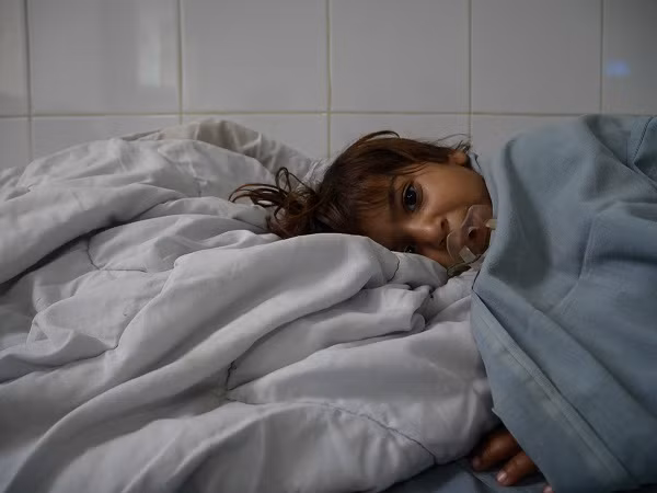 Thống kê của Tổ chức Bác sĩ không biên giới (MSF) cho biết, 80% số bệnh nhân nhập viện chậm trễ do ảnh hưởng của các cuộc xung đột. Ảnh: Một bệnh nhi đang được điều trị trong bệnh viện Boost. Nhiều bệnh nhân của bệnh viện này là phụ nữ và trẻ em.