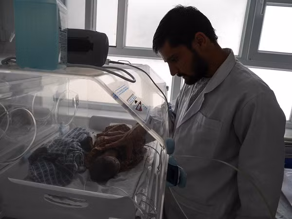 Một bác sĩ đang kiểm tra sức khỏe của một trẻ sơ sinh trong lồng kính. Bệnh viện có một phòng gồm 24 giường cho trẻ sơ sinh dưới 30 ngày tuổi. Theo các bác sĩ, cuộc xung đột tiếp diễn tại quốc gia châu Á này khiến các bà mẹ căng thẳng nên dễ sinh non.