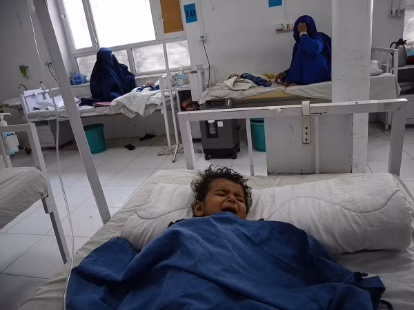 Một em nhỏ bật khóc khi nằm trong phòng chăm sóc đặc biệt của bệnh viện Boost. Được biết, Afghanistan là một trong những quốc gia có tỷ lệ tử vong ở bà mẹ và trẻ em cao nhất thế giới.