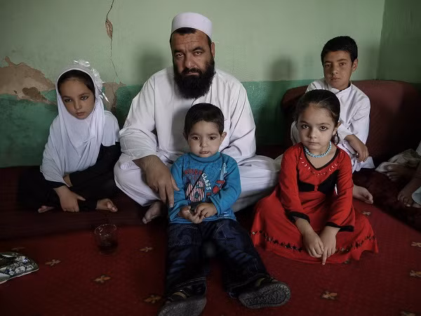 Bác sĩ Saeed Abbas Sadat ngồi trong nhà cùng 4 đứa con của anh. Bác sĩ Saeed đã làm việc trong phòng cấp cứu tại bệnh viện Boost ở tỉnh Helmand trong 5 năm. “Tôi sẽ không rời khỏi bệnh viện này”, Saeed chia sẻ.