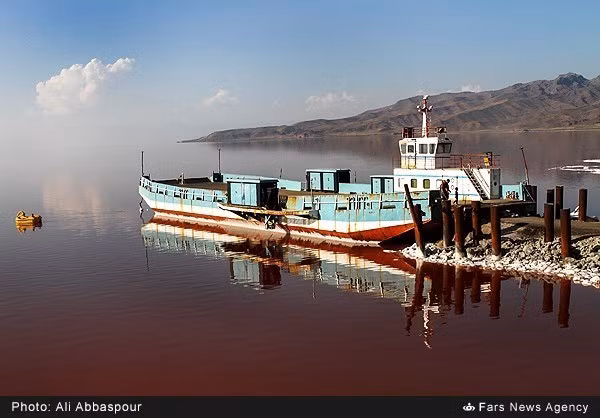 Hồ Urmia nằm ở giữa các tỉnh Đông Azarbaijan và Tây Azerbaijan của Iran.