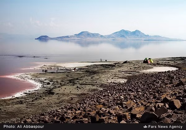 Quang cảnh xung quanh hồ nước Urmia.