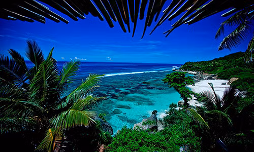 Bãi biển tuyệt đẹp dài 2,5 km.