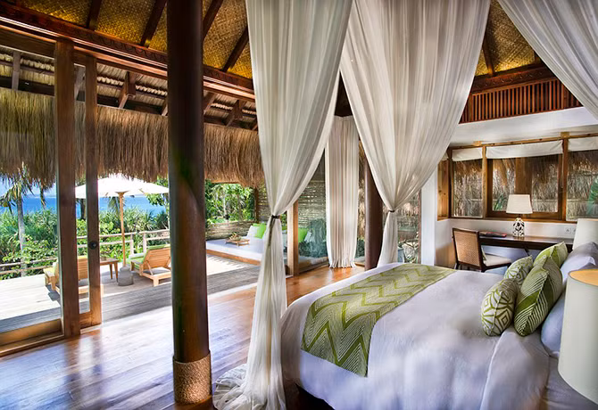 Nội thất bao gồm sàn gỗ đánh bóng, giường được bao phủ bởi màn chống muỗi,...