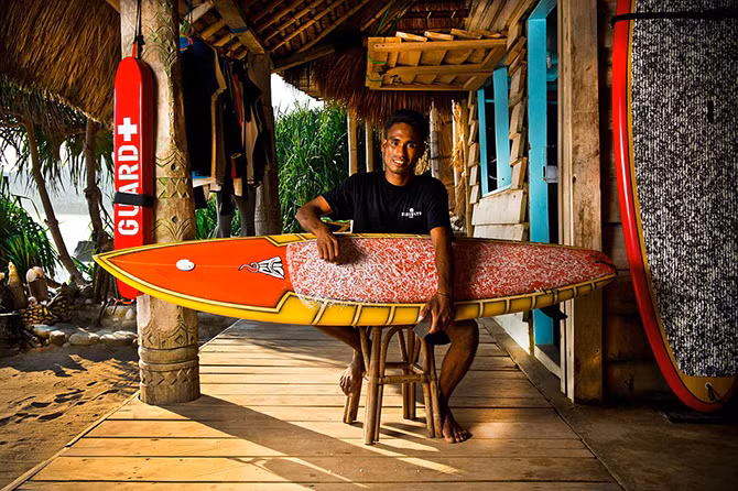 Bao Boathouse phục vụ đồ ăn nhẹ và đồ uống cho các du khách thích lướt ván.