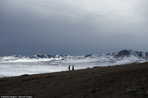 Nhiếp ảnh gia người Nhật Madoka Ikegami đã ghé thăm tỉnh Zavkhan, Nalaikh và Ulaanbaatar hồi tháng 4/2016 và ghi lại loạt ảnh lột tả mùa đông khắc nghiệt ở Mông Cổ.