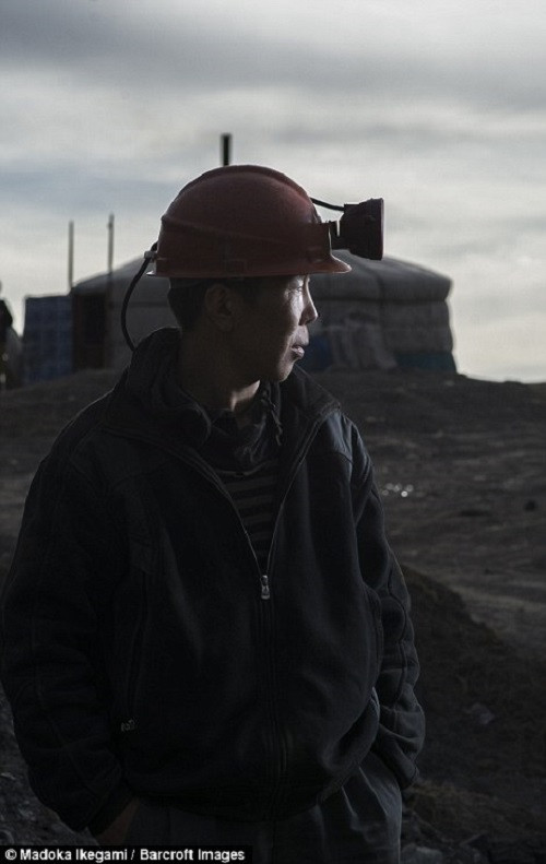 Baasanbat Sainnyambuu, 35 tuổi, đứng trước mỏ than ở Nalaikh. Được biết, Baasanbat từng là một người chăn thả gia súc.