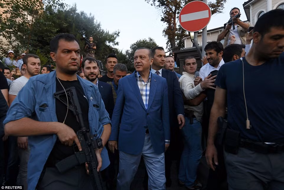 Tổng thống Erdogan (giữa) nói với những người ủng hộ rằng, vụ đảo chính là một cơ hội hoàn hảo để ông “thanh lọc quân đội”.