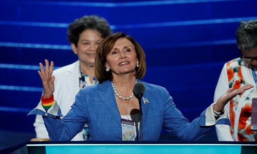 Cựu Chủ tịch Hạ viện Mỹ Nancy Pelosi trên bục khán đài trước khi đại hội DNC diễn ra.