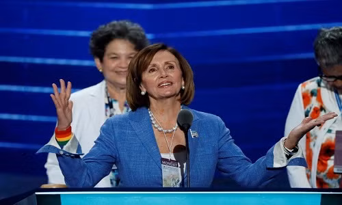 Cựu Chủ tịch Hạ viện Mỹ Nancy Pelosi trên bục khán đài trước khi đại hội DNC diễn ra.