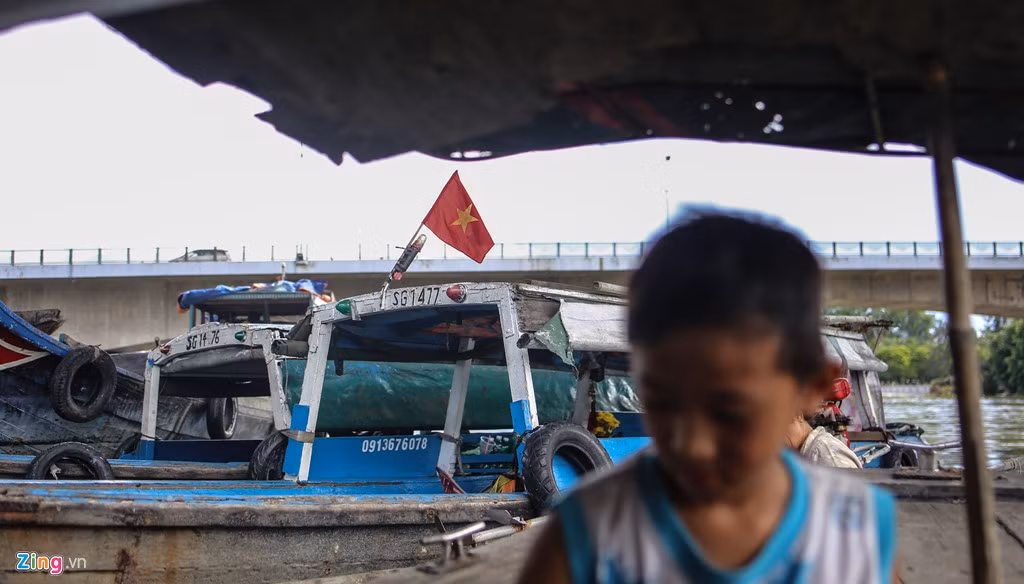 Bến Tre là quê gốc của gia đình Khang. Bé nói ở quê có rất nhiều bạn bè, được đi bắt cá, được bắn súng cao su, được ăn no vì bà ngoại rất chiều nhưng giờ chẳng biết bao giờ được về. Khang còn thích bài hát "Còn thương rau đắng mọc sau hè" nhưng chỉ nhớ một câu: "... mây trôi lang thang cho hạ buồn coi khói đốt đồng, để ngậm ngùi chim nhớ lá rừng ...".