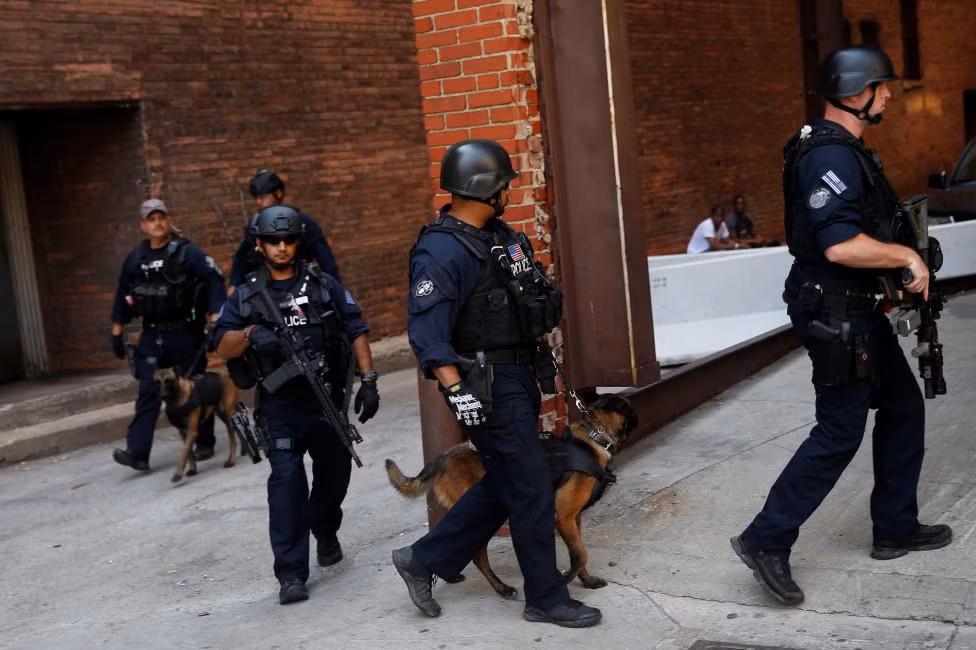 Cảnh sát Mỹ dẫn theo chó nghiệp vụ vào một tòa nhà gần khu vực diễn ra đại hội RNC hôm 20/7.