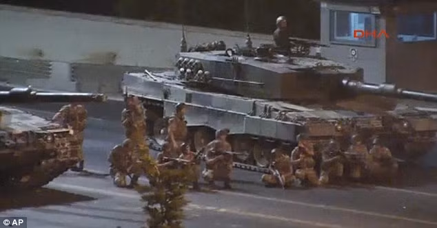 Hình ảnh khác ghi lại cảnh đám đông người dân tức giận tấn công các binh sĩ Thổ Nhĩ Kỳ đầu hàng trên cầu Bosphorus.