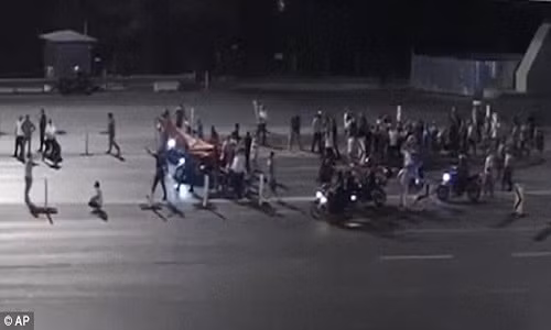 Đám đông người dân tiến về phía các binh sĩ tham gia đảo chính ở Thổ Nhĩ Kỳ sau khi một người đàn ông bị bắn.