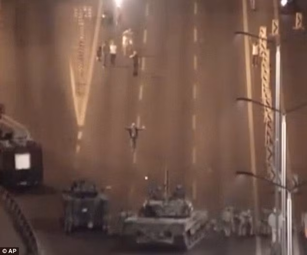 Trước đó, một người đàn ông đi phía trước đám đông, giơ hai tay lên cao và tiến về phía nhóm binh sĩ đảo chính.