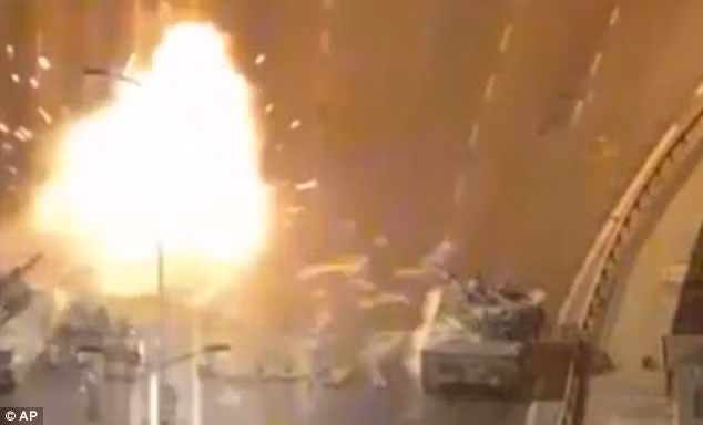 Lực lượng đảo chính nã pháo từ xe tăng để phong tỏa con đường khiến một phần cây cầu Bosphorus bốc cháy.