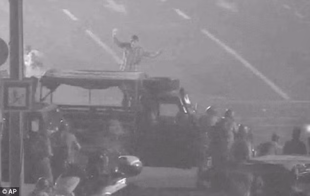 Người đàn ông tiến rất gần nhóm binh sĩ đang cố phong tỏa cầu Bosphorus trong cuộc đảo chính quân sự.