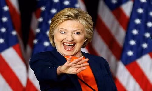 Bà Clinton vẫy chào đám đông sau khi có bài phát biểu về vấn đề an ninh quốc gia tại San Diego, bang California, ngày 2/6/2016.