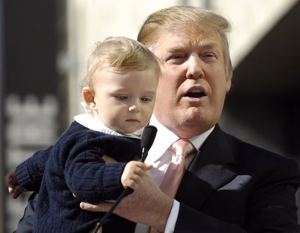 Ông Donald Trump bế cậu con trai Barron ngày 16/1/2007.