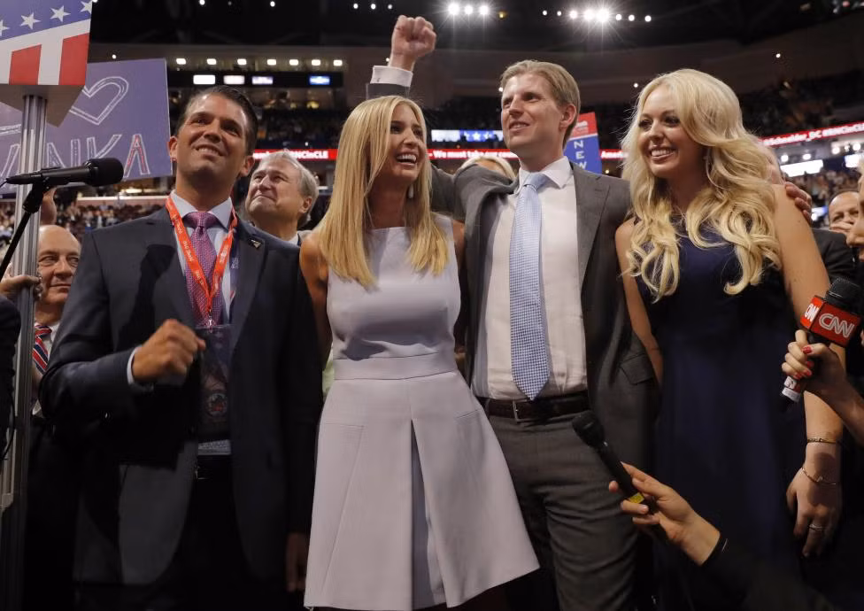 Trong ảnh (từ trái sang phải) là các con trai, con gái của ứng viên Donald Trump: Donald Trump Jr., Ivanka Trump, Eric Trump và Tiffany Trump.