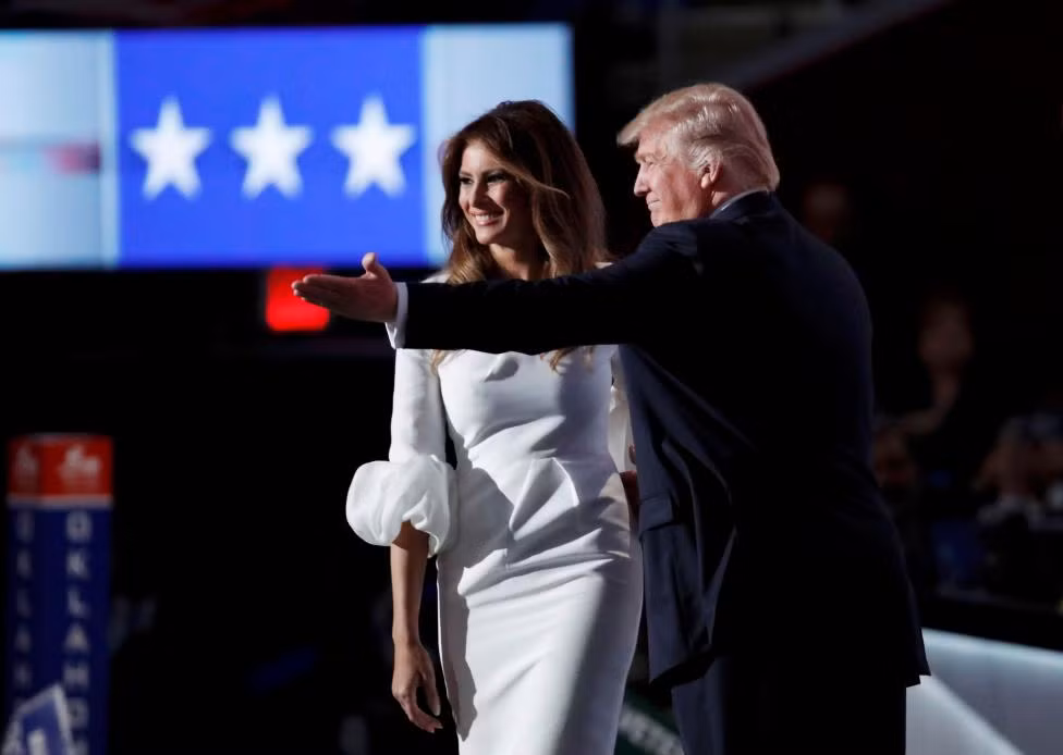 Tỷ phú Donald Trump chào đón người vợ của ông, Melania Trump, lên khán đài trong Đại hội toàn quốc Đảng Cộng hòa (RNC) ở Cleveland, bang Ohio, ngày 18/7/2016.