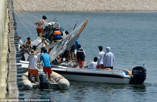 Ngay sau khi vụ tai nạn xảy ra, lực lượng cảnh sát và cứu hộ được huy động tới hiện trường.