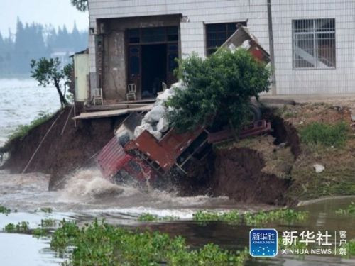 Những cơn mưa lớn liên tiếp nhiều ngày làm vỡ đê và khiến nước sông Hedu tràn bờ, nhiều ngôi làng ở hạ lưu của con sông chìm trong biển nước hôm 10/7.