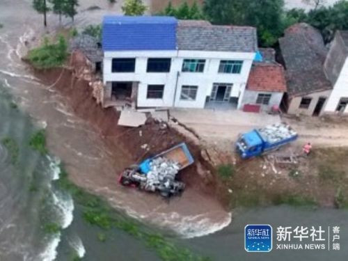 Một giờ trước khi đê vỡ, hàng nghìn người dân đã được sơ tán đến nơi an toàn.