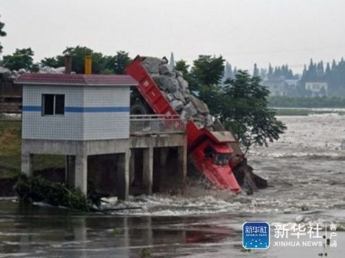 Nhằm ngăn chặn tình trạng lũ lụt, 8 xe tải chở đầy đá được điều khiển lao xuống đoạn đê bị vỡ. Những người tài xế trong xe tải này chỉ được trang bị áo phao cứu sinh và dây thừng.