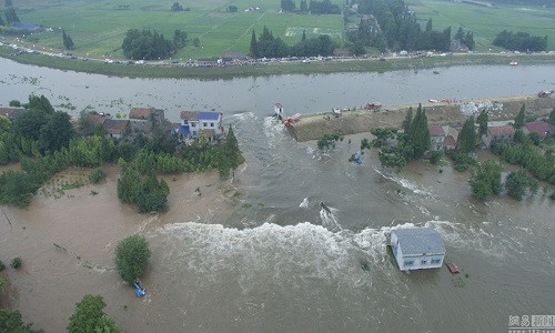 Tình trạng ngập lụt nghiêm trọng ở Trung Quốc xảy ra tại nhiều ngôi làng ở huyện Huarong, tỉnh Hồ Nam.