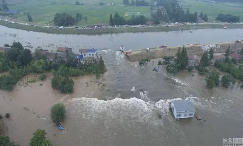 Tình trạng ngập lụt nghiêm trọng ở Trung Quốc xảy ra tại nhiều ngôi làng ở huyện Huarong, tỉnh Hồ Nam.