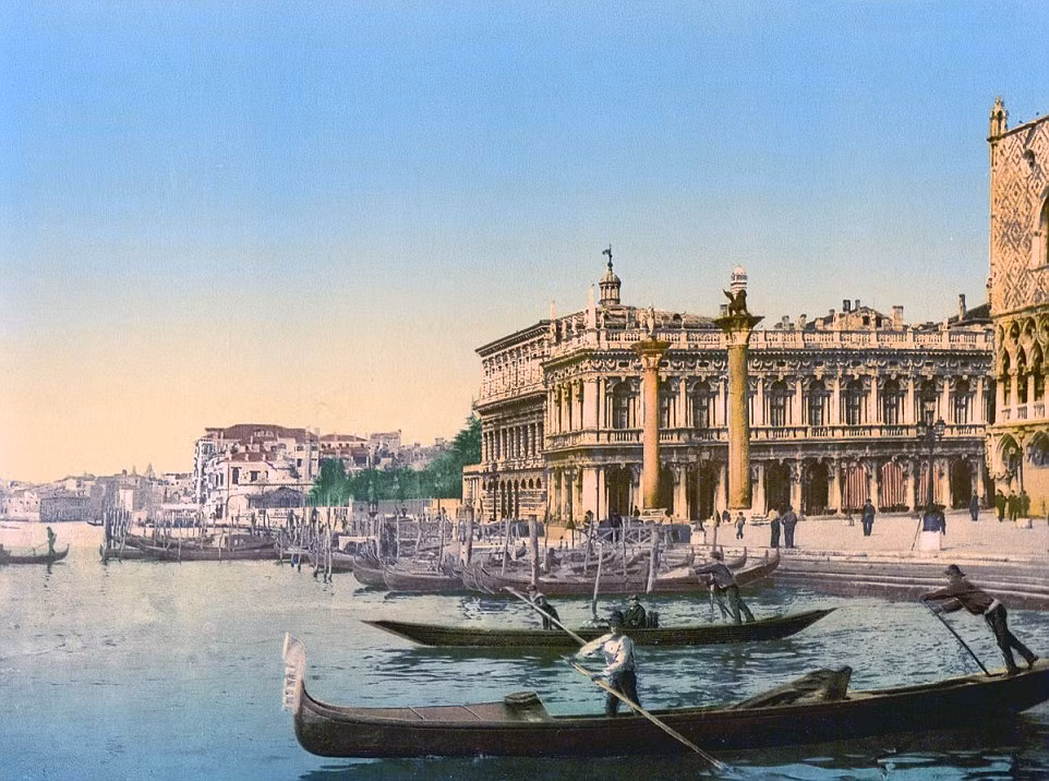 Những người chèo thuyền đợi khách gần cung điện Doge được xây dựng theo phong cách Venetice Gothic.