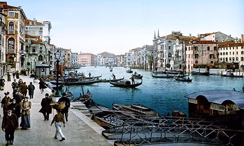 Nhờ công nghệ Photocrom, những tấm bưu thiếp đen trắng này trở nên sinh động, đầy màu sắc hơn, làm toát lên vẻ đẹp vượt thời gian của thành phố Venice xinh đẹp. Ảnh: Quang cảnh ở kênh đào Grand Canal.