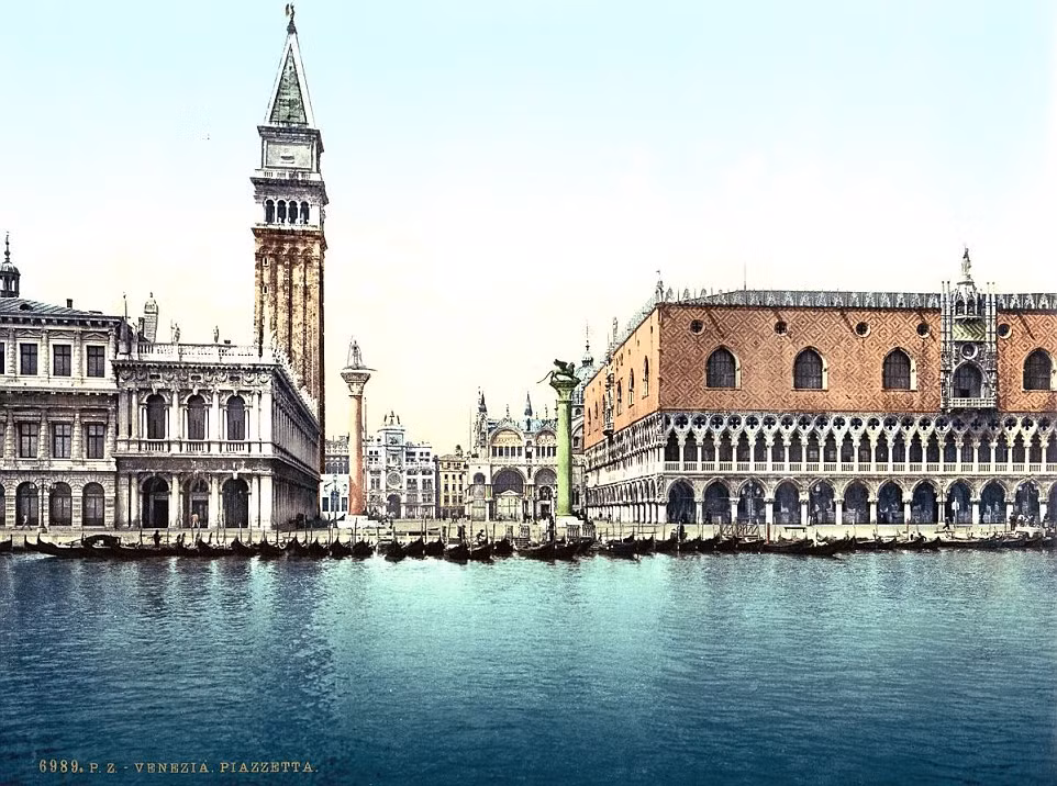 Hàng chục chiếc thuyền xếp hàng chờ khách gần quảng trường St Mark.