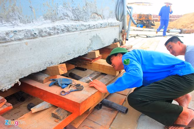 Nhiều người tò mò chờ lúc công nhân nghỉ ngơi thì đến nhìn tận mắt công nghệ di dời nhà. "Căn nhà nặng 800 tấn mà họ di chuyển được như thế thì đúng là chuyện cả đời tôi mới thấy", ông Trung (sống ở địa phương) cho hay.