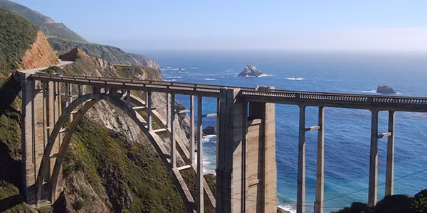 Cây cầu độc đáo Bixby Creek ở Monterey, bang California (Mỹ).