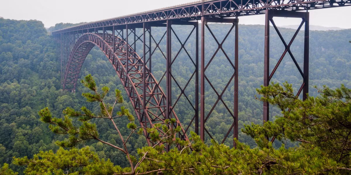 Còn đây là cây cầu New River Gorge đầy ấn tượng ở West Virginia (Mỹ).