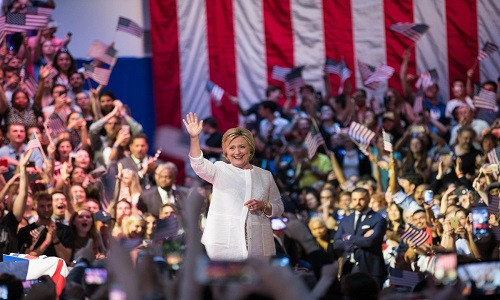 Trong ngày thứ hai của Đại hội Đảng Dân chủ (DNC) ở Philadelphia hôm 26/7, bà Hillary Clinton chính thức trở thành ứng viên tổng thống Mỹ của đảng này khi nhận được 2.842 phiếu đại biểu.