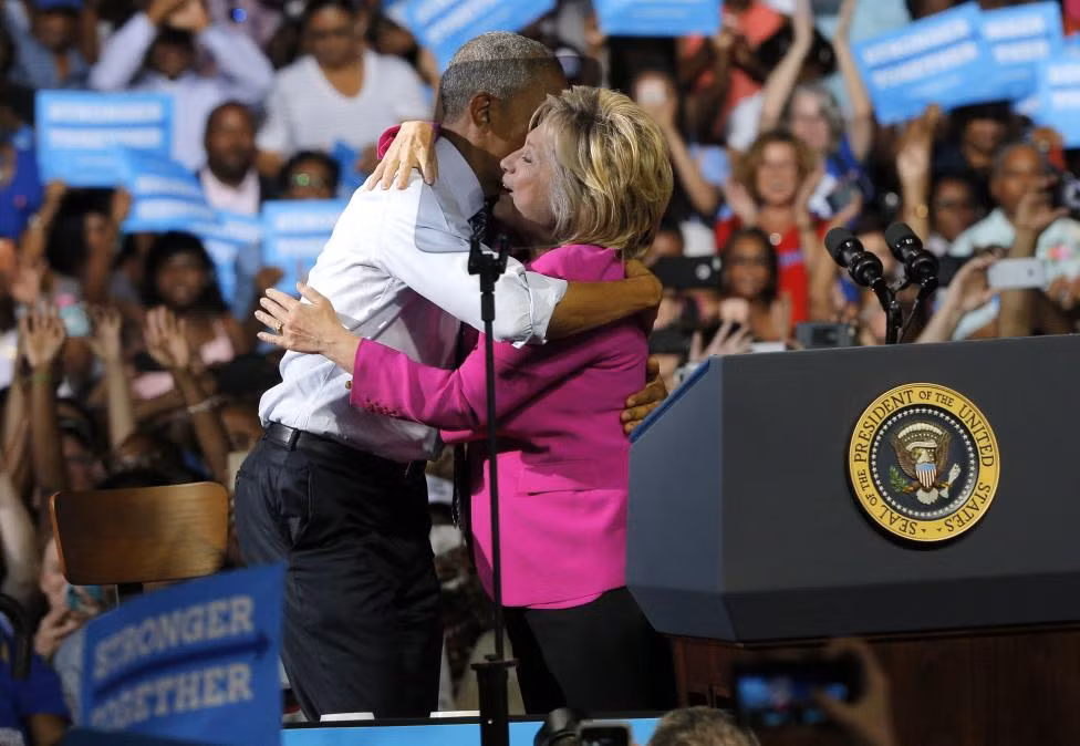 Ông chủ Nhà Trắng ôm bà Clinton trong sự kiện tranh cử của vị cựu Ngoại trưởng Mỹ ở Charlotte.