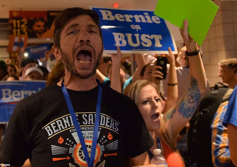 Người ủng hộ Thượng nghị sĩ Sanders la ó khi ra khỏi đại hội DNC.