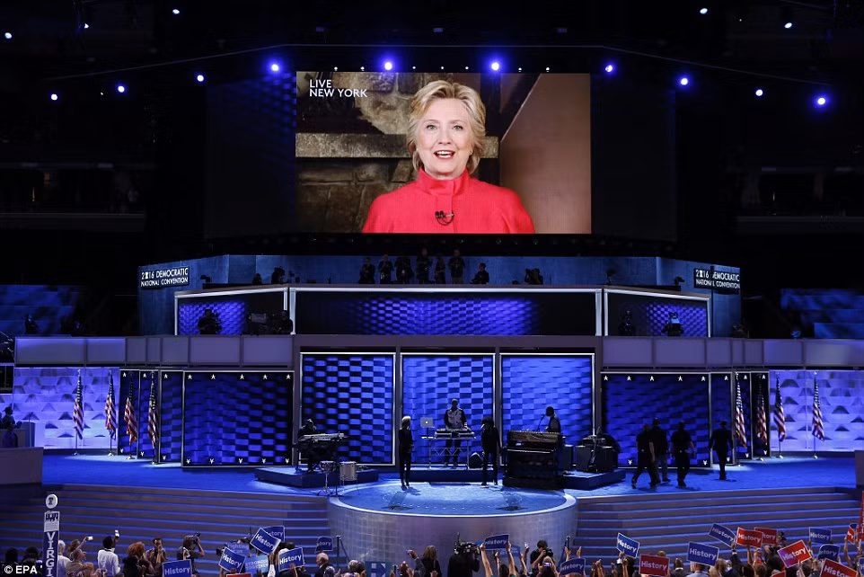 “Đây thực sự là chiến thắng của các bạn. Đêm nay là đêm của các bạn”, bà Hillary Clinton nói.