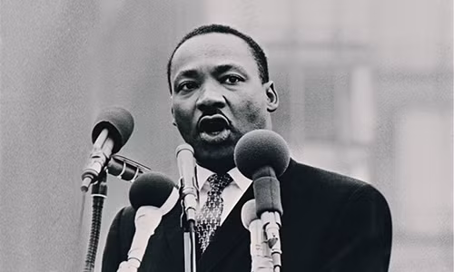 Martin Luther King Jr. là người đứng đầu của Phong trào Dân quyền Mỹ. Ông đã bị James Earl Ray bắn chết tại Memphis, bang Tennessee, vào ngày 4/4/1968. Vụ ám sát King đã làm bùng nổ cuộc bạo động ở hơn 100 thành phố khắp nước Mỹ.
