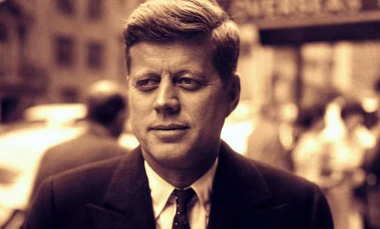 Một trong những vụ ám sát tổng thống chấn động và gây tranh cãi nhất trong lịch sử nước Mỹ là vụ ám sát cựu Tổng thống Mỹ John F.Kennedy vào ngày 22/11/1963 tại Dallas, bang Texas (Mỹ). Thủ phạm được xác định là Lee Harvey Oswald. Tuy nhiên, có những ý kiến cho rằng Oswald không hành động một mình hoặc là nạn nhân của một âm mưu nào đó. Được biết, Oswald đã bị bắn chết tại đồn cảnh sát.