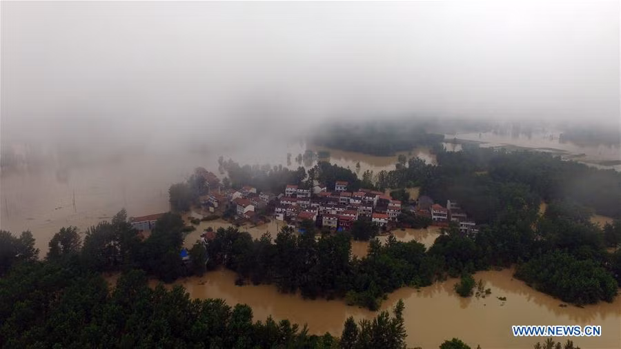 Tình trạng ngập lụt nghiêm trọng ở Trung Quốc xảy ra tại nhiều ngôi làng ở quận Tân Châu, thành phố Vũ Hán, tỉnh Hồ Bắc, hôm 2/7. 