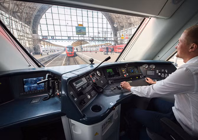 Buồng lái trên xe lửa chạy điện khá hiện đại.