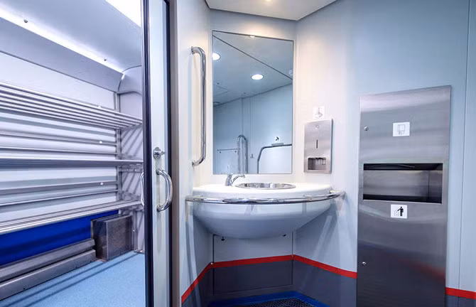 Cận cảnh phòng vệ sinh trên xe lửa điện mới ở ga Kievsky.