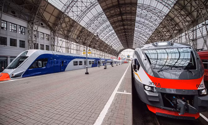 Đoàn xe lửa chạy điện mới ở ga Kievsky.