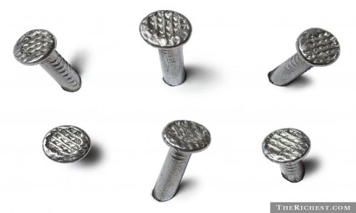 Một người đàn ông Thụy Điển, 47 tuổi, từng "ăn" phải đinh trong một chiếc bánh mỳ kẹp của McDonald. Chiếc đinh cắm vào lợi khiến anh vô cùng đau nhức. Từ đó, thực khách này luôn cảm thấy sợ các cửa hàng đồ ăn nhanh và cho biết, anh và gia đình thường tự làm bánh mỳ kẹp tại nhà.