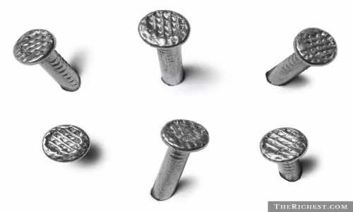 Một người đàn ông Thụy Điển, 47 tuổi, từng "ăn" phải đinh trong một chiếc bánh mỳ kẹp của McDonald. Chiếc đinh cắm vào lợi khiến anh vô cùng đau nhức. Từ đó, thực khách này luôn cảm thấy sợ các cửa hàng đồ ăn nhanh và cho biết, anh và gia đình thường tự làm bánh mỳ kẹp tại nhà.